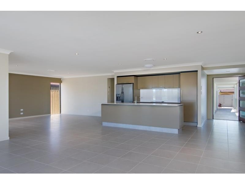 10 Meredith Drive, Broadbeach Waters QLD 4218