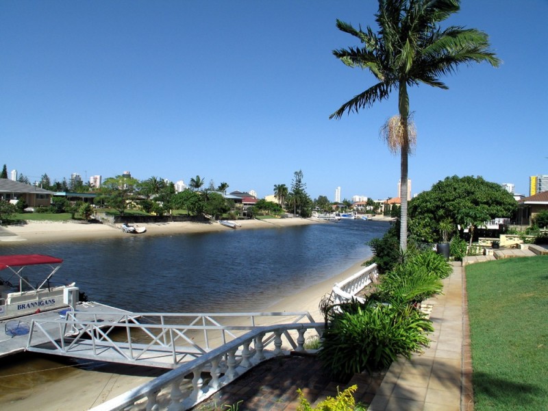 9 Grant Place, Broadbeach Waters QLD 4218