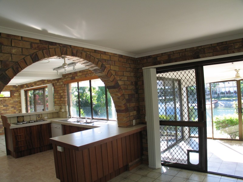 9 Grant Place, Broadbeach Waters QLD 4218