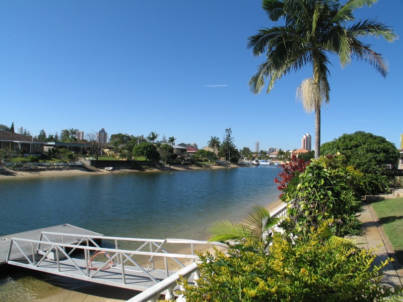 9 Grant Place, Broadbeach Waters QLD 4218
