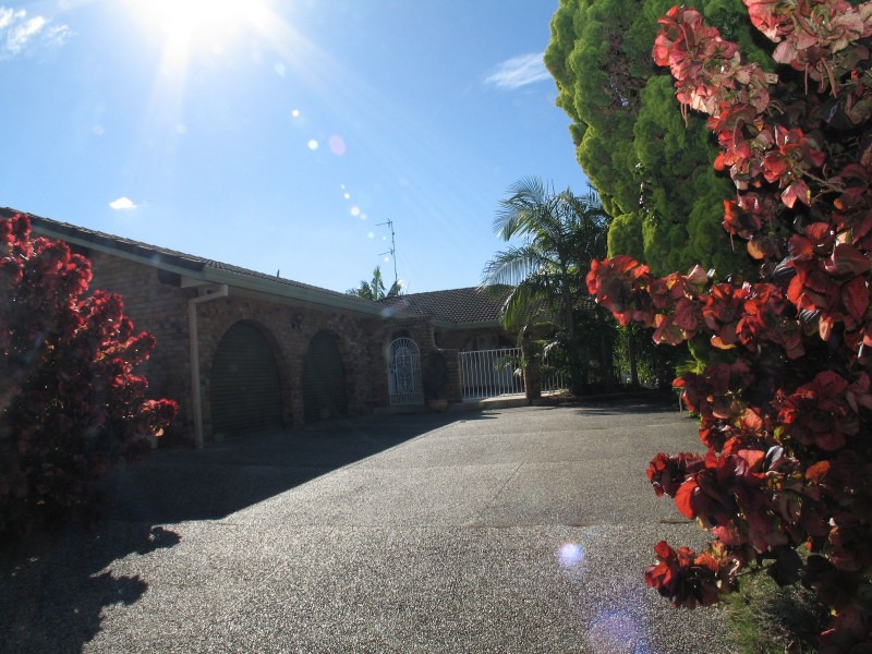 9 Grant Place, Broadbeach Waters QLD 4218