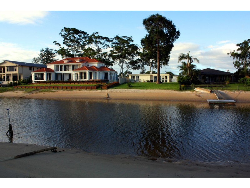 27 Park Avenue, Broadbeach Waters QLD 4218