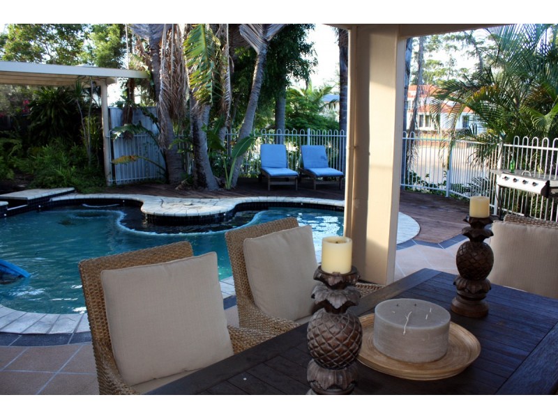 27 Park Avenue, Broadbeach Waters QLD 4218