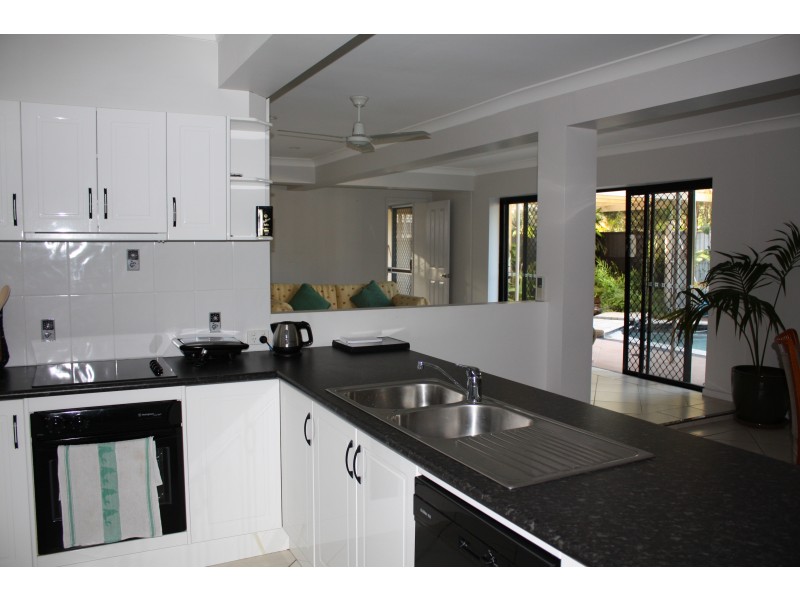 27 Park Avenue, Broadbeach Waters QLD 4218