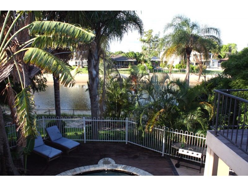 27 Park Avenue, Broadbeach Waters QLD 4218