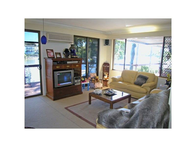 30 Sophie Avenue, Broadbeach Waters QLD 4218