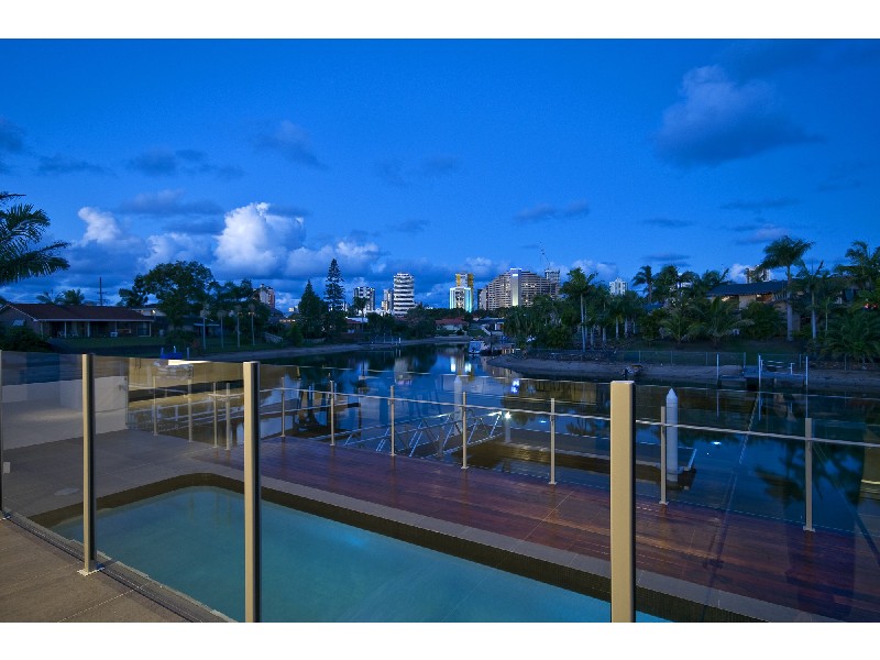 8 Maureen Court, Broadbeach Waters QLD 4218