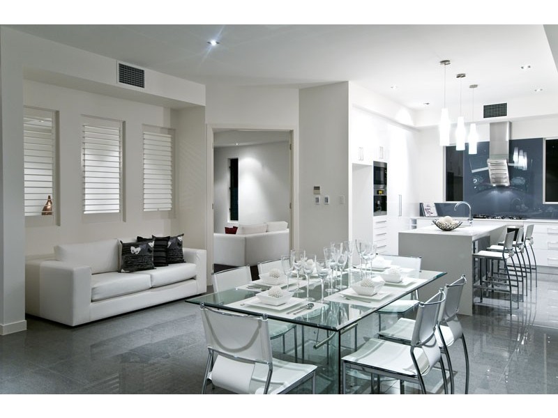 8 Maureen Court, Broadbeach Waters QLD 4218