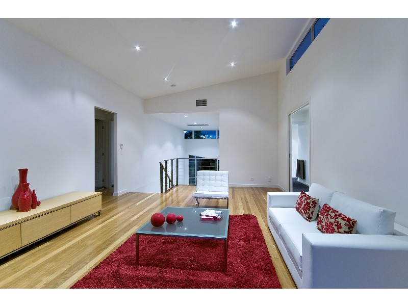 8 Maureen Court, Broadbeach Waters QLD 4218