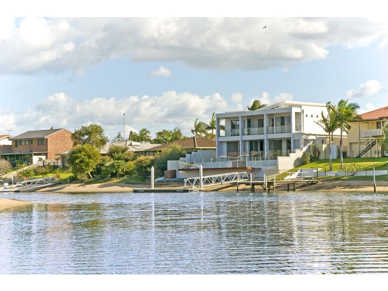 8 Maureen Court, Broadbeach Waters QLD 4218