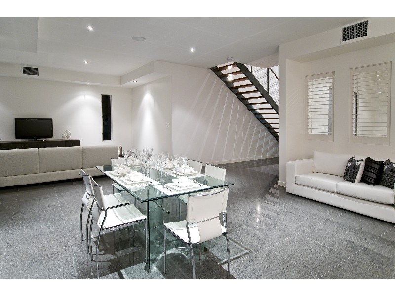 8 Maureen Court, Broadbeach Waters QLD 4218