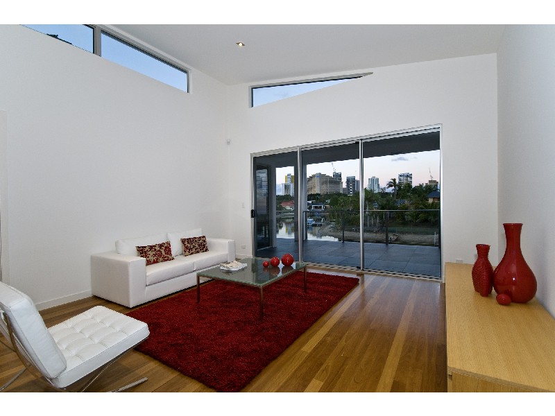 8 Maureen Court, Broadbeach Waters QLD 4218