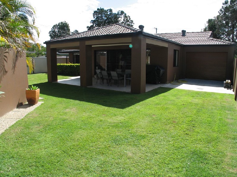 18 Poinciana Boulevard, Broadbeach Waters QLD 4218