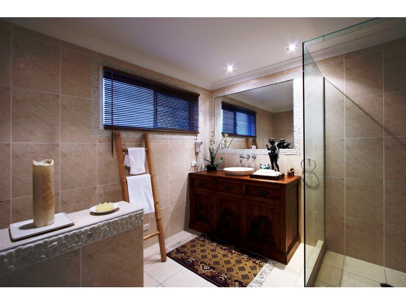 10 Cedar Place, Broadbeach Waters QLD 4218