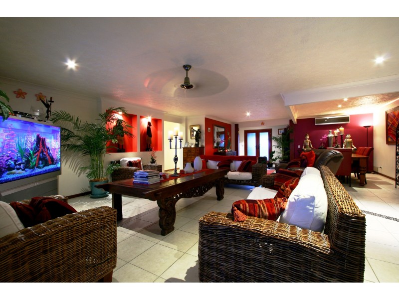 10 Cedar Place, Broadbeach Waters QLD 4218