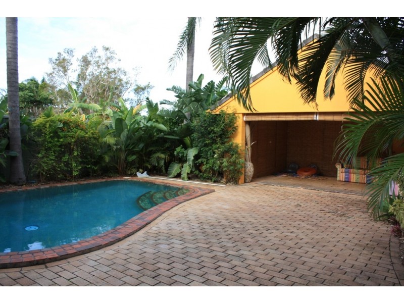 40 Allambi Avenue, Broadbeach Waters QLD 4218