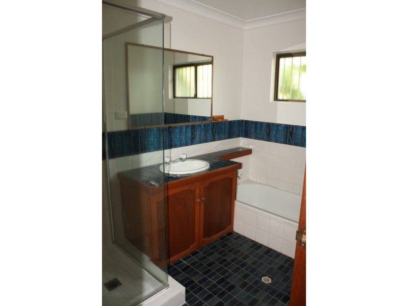 40 Allambi Avenue, Broadbeach Waters QLD 4218