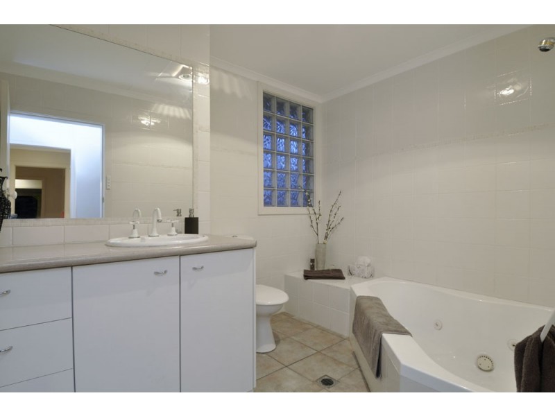 16 Bahia Court, Broadbeach Waters QLD 4218