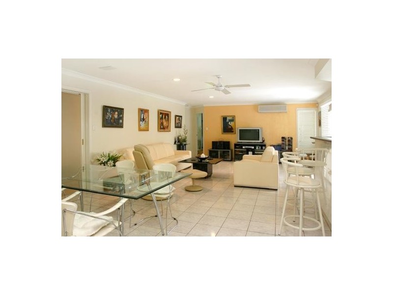 21 Edinburgh Road, Benowa QLD 4217