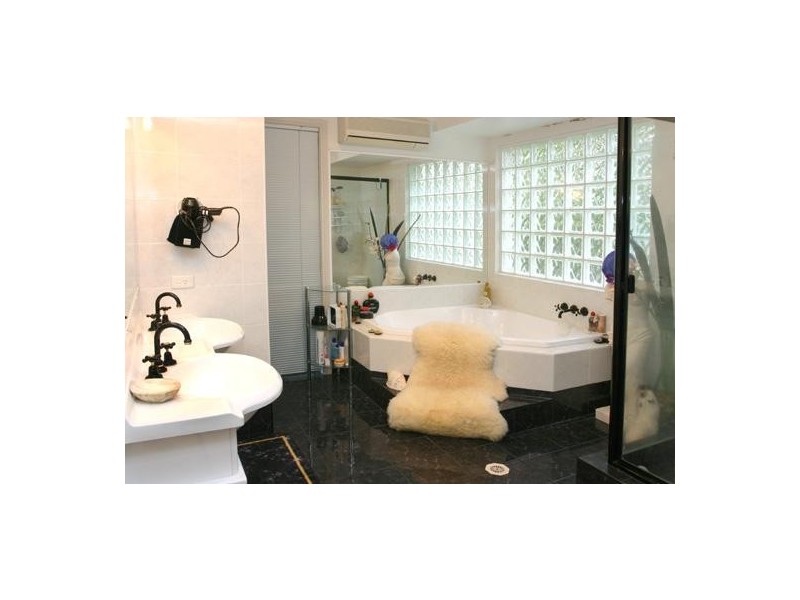 21 Edinburgh Road, Benowa QLD 4217