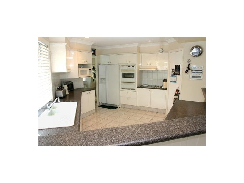 21 Edinburgh Road, Benowa QLD 4217