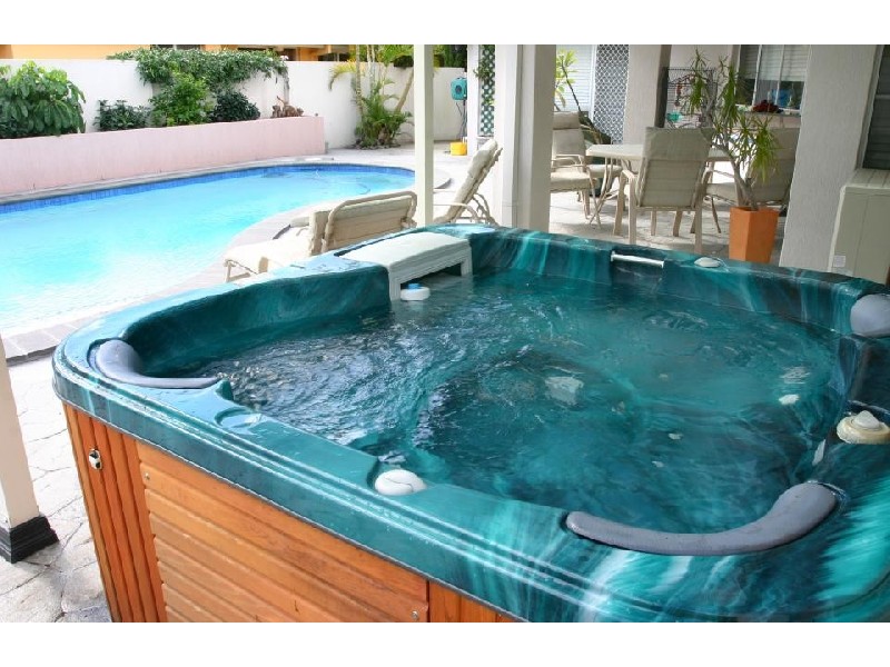 21 Edinburgh Road, Benowa QLD 4217