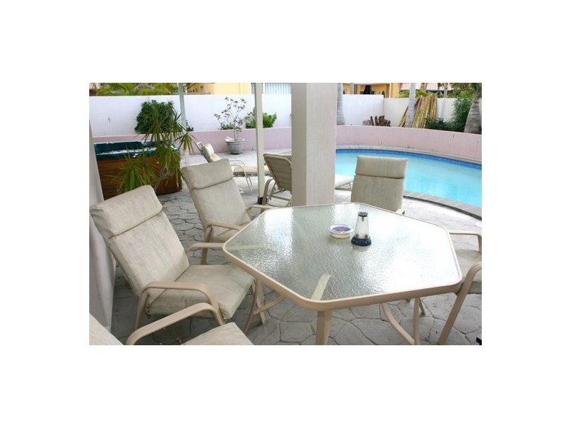 21 Edinburgh Road, Benowa QLD 4217