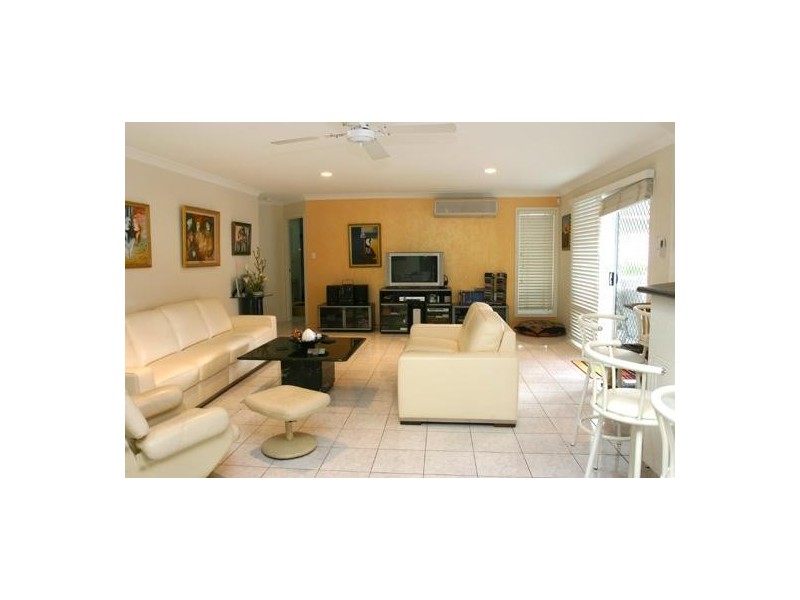 21 Edinburgh Road, Benowa QLD 4217