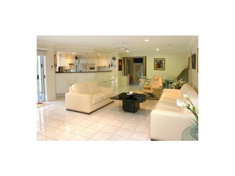 21 Edinburgh Road, Benowa QLD 4217