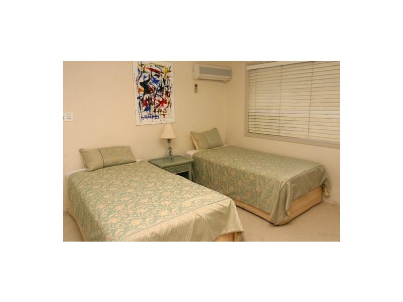 21 Edinburgh Road, Benowa QLD 4217