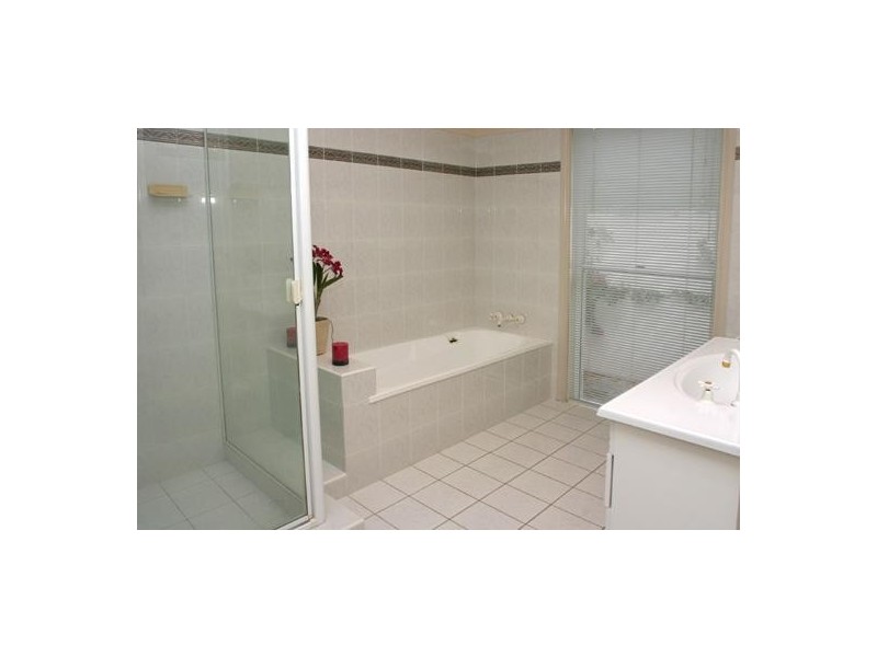 21 Edinburgh Road, Benowa QLD 4217