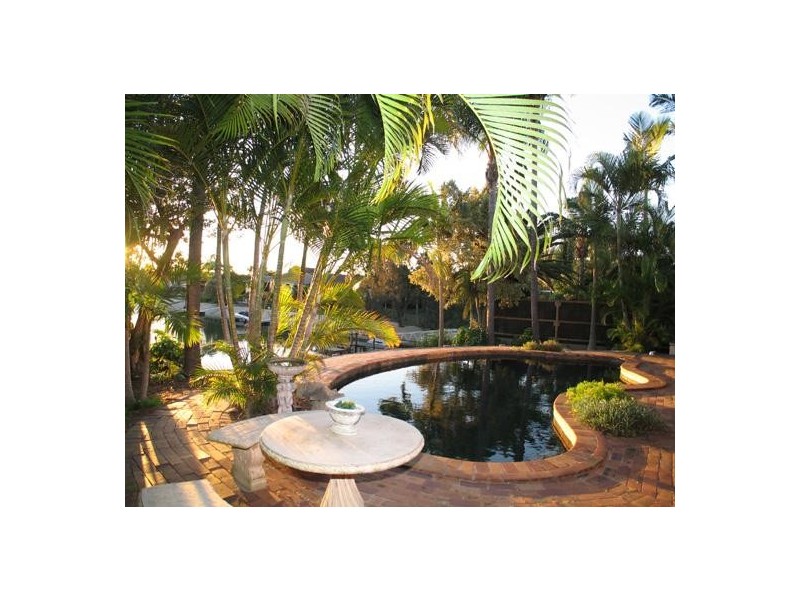 4 Hoy Street, Broadbeach Waters QLD 4218