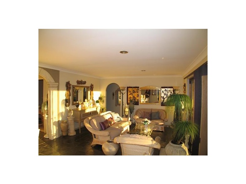 4 Hoy Street, Broadbeach Waters QLD 4218