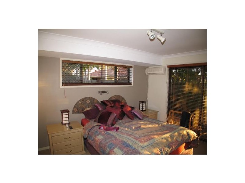 4 Hoy Street, Broadbeach Waters QLD 4218