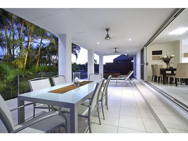 6 Pensacola Court, Broadbeach Waters QLD 4218