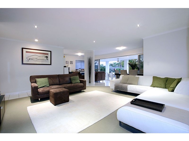 6 Pensacola Court, Broadbeach Waters QLD 4218