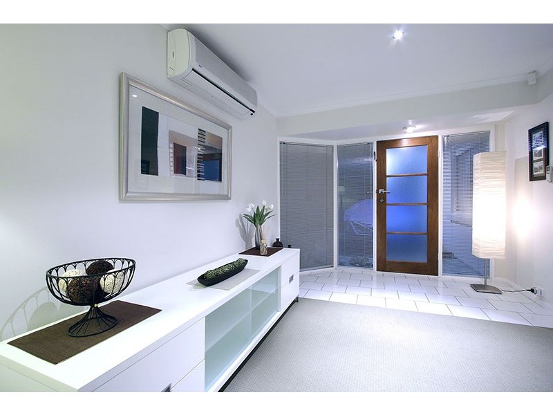 6 Pensacola Court, Broadbeach Waters QLD 4218