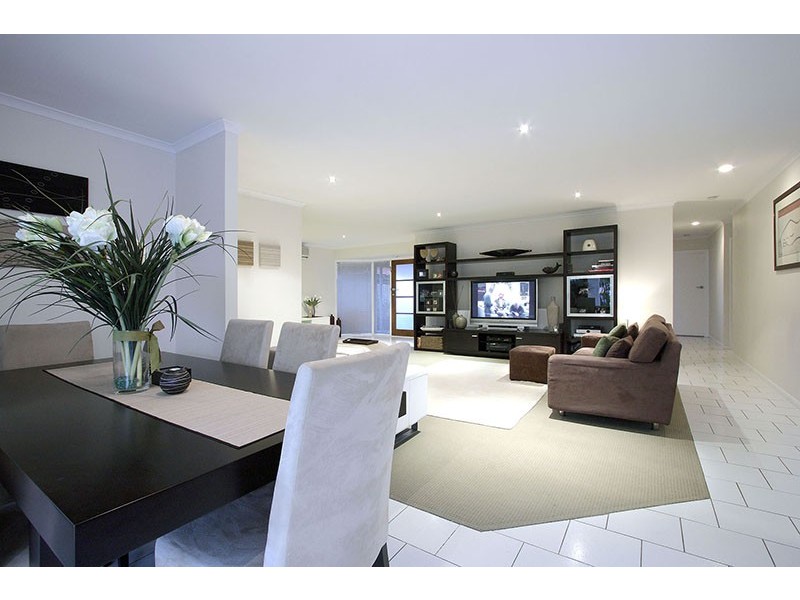 6 Pensacola Court, Broadbeach Waters QLD 4218