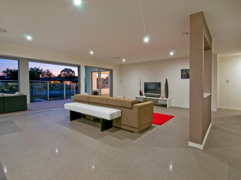 21 Weatherly Avenue, Mermaid Waters QLD 4218