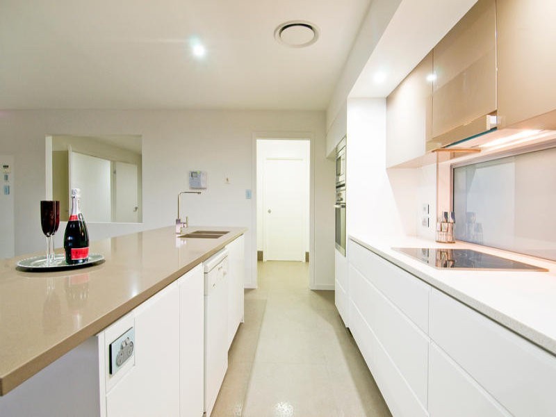 21 Weatherly Avenue, Mermaid Waters QLD 4218