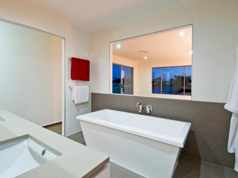 21 Weatherly Avenue, Mermaid Waters QLD 4218