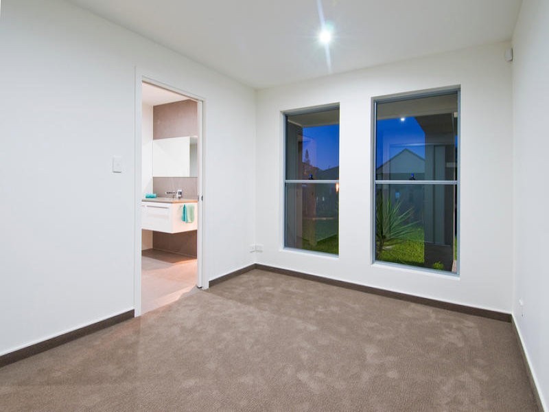 21 Weatherly Avenue, Mermaid Waters QLD 4218