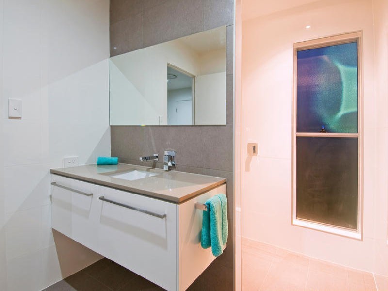 21 Weatherly Avenue, Mermaid Waters QLD 4218