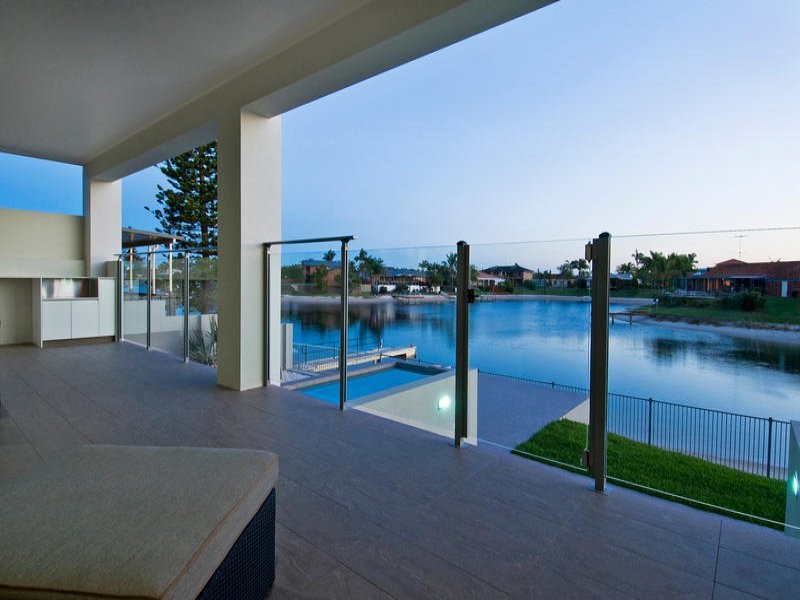 21 Weatherly Avenue, Mermaid Waters QLD 4218