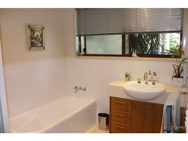 38 Kalimna Drive, Broadbeach Waters QLD 4218