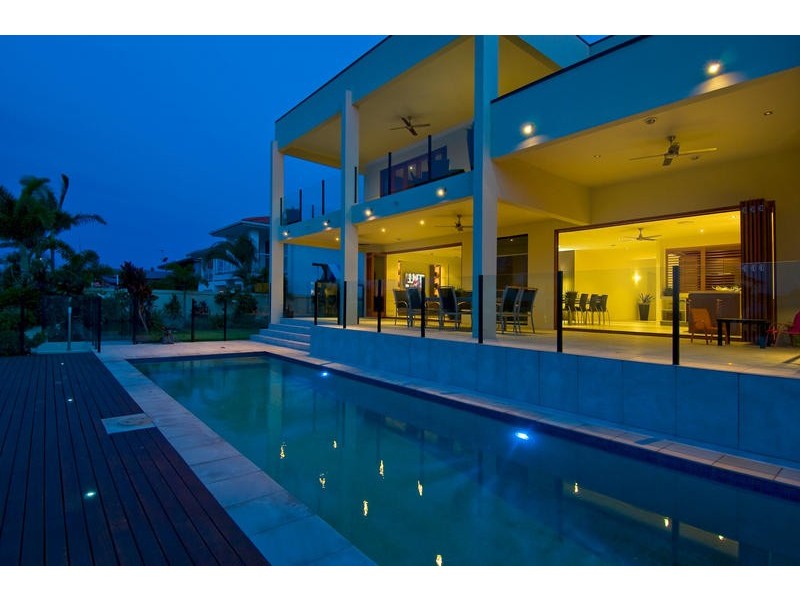 27 Andrea Avenue, Broadbeach Waters QLD 4218