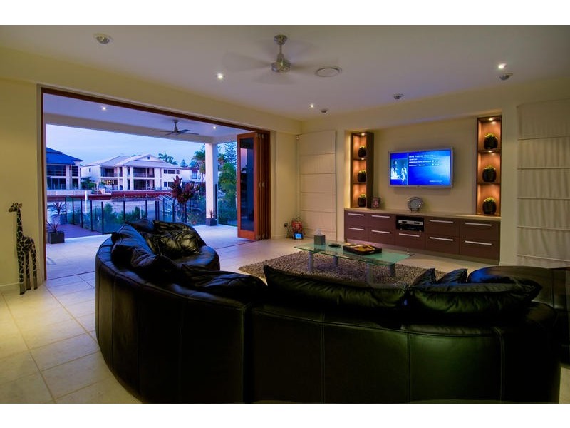 27 Andrea Avenue, Broadbeach Waters QLD 4218