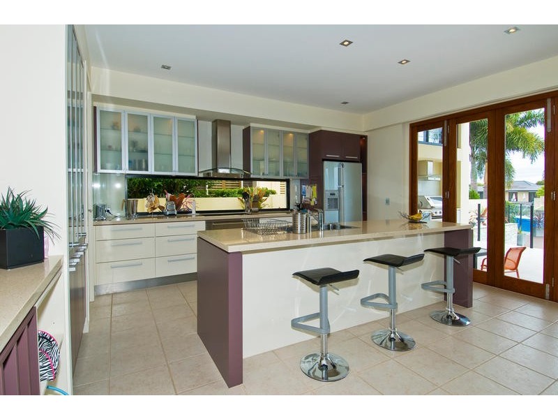 27 Andrea Avenue, Broadbeach Waters QLD 4218