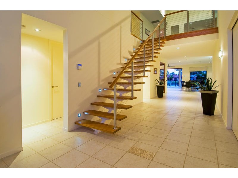 27 Andrea Avenue, Broadbeach Waters QLD 4218