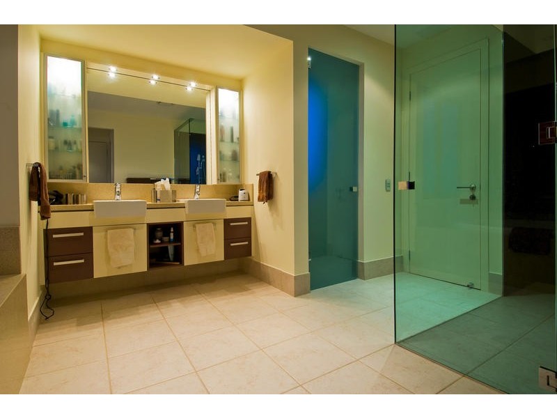 27 Andrea Avenue, Broadbeach Waters QLD 4218